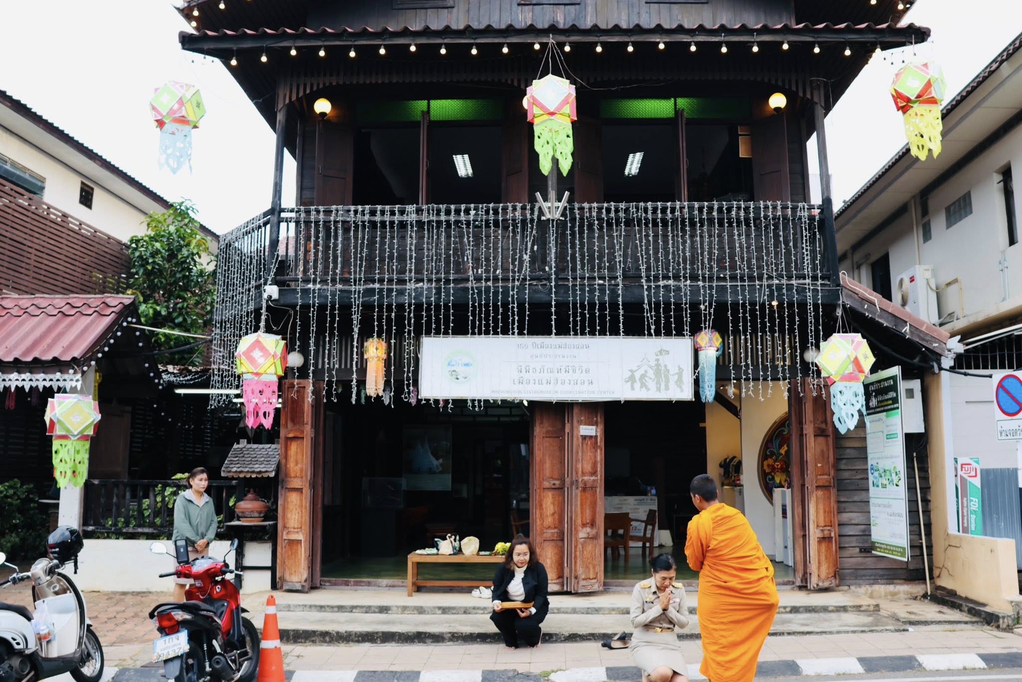 “ลองซอม” ตักบาตรยามเช้าบนถนนสิงหนาทบำรุง